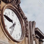 L'orologio del Palazzo della Prefettura di Potenza fermo sull'ora del sisma (foto Archivio Luccioni)