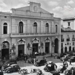 Piazza Prefettura con il Teatro Stabile negli anni Cinquanta (foto Archivio Luccioni)